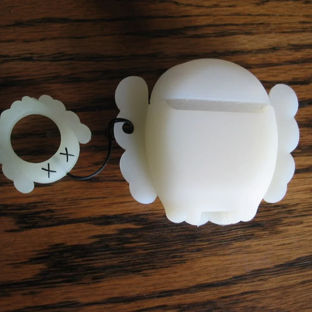 Airpod Case Glow-in-the-dark Silicone Used once
